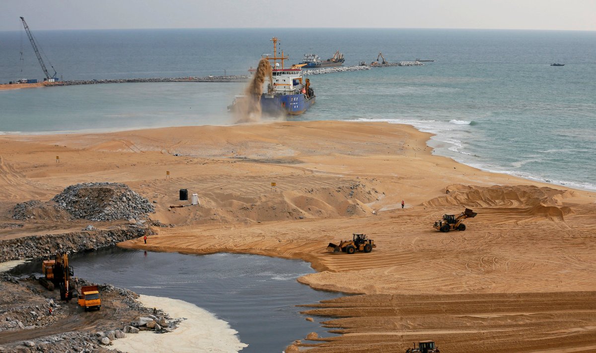 Igati legaalsed sadama ehitustööd Sri Lankal. Parasjagu ammutatakse liiva merepõhjast.