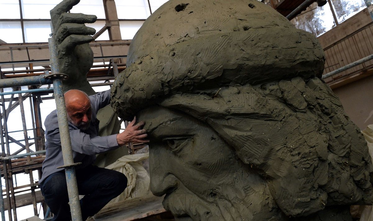 Moskva elanike dispuutidest hoolimata on skulptor Salavat Štšerbakovi Moskva äärelinna töökojas vürst Vladimir Suure hiiglasliku, 33 tonni kaaluva kuju voolimine täies hoos.