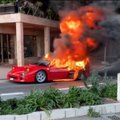 ВИДЕО | Редкий автомобиль Ferrari сгорел дотла на глазах владельца