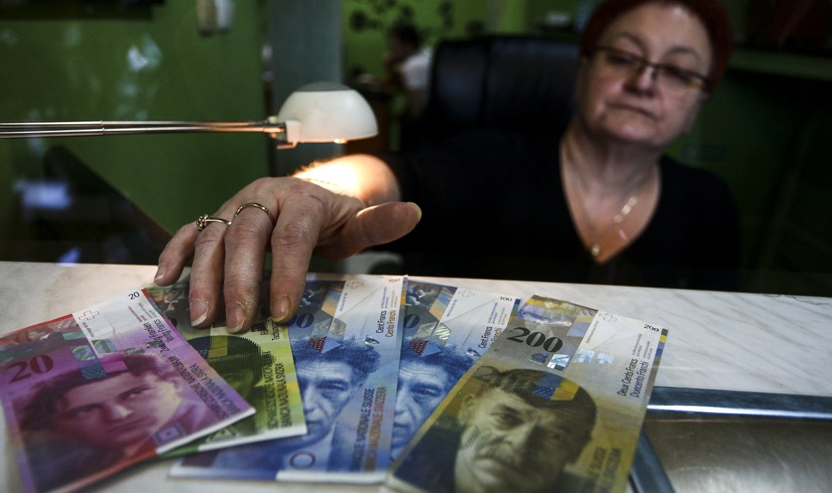 Selleks et hoida käes Šveitsi franke, milles paljud poolakad on kodulaenu võtnud, tuleb neil nüüd valuutavahetuses rohkem zlotte välja käia.