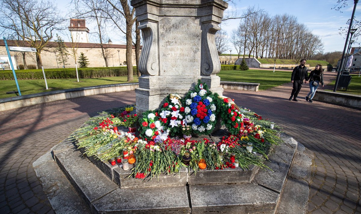 Цветы у памятника на 9 мая