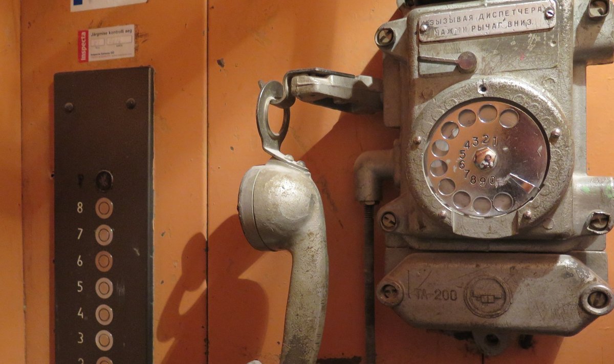 Tehase liftis on säilinud vana telefon abi kutsumiseks.