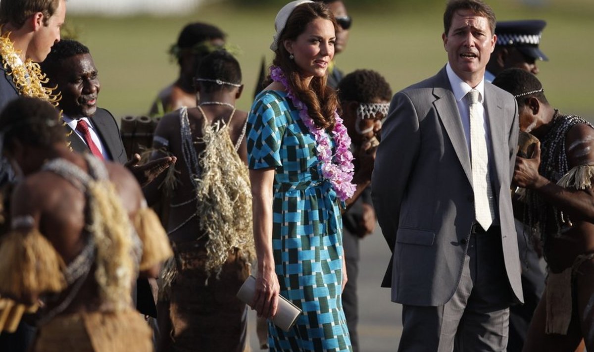 Britain's Prince William (L) speaks to Solomon Islands' Prime Minister Gordon Darcy Lilo (2nd L) as Catherine, the Duchess of Cambridge, look on upon their arrival at Honiara International Airport September 16, 2012. The royal couple is on their third stop of a nine-day tour of Southeast Asia and the South Pacific on behalf of Queen Elizabeth II to commemorate her Diamond Jubilee. REUTERS/Daniel Munoz 