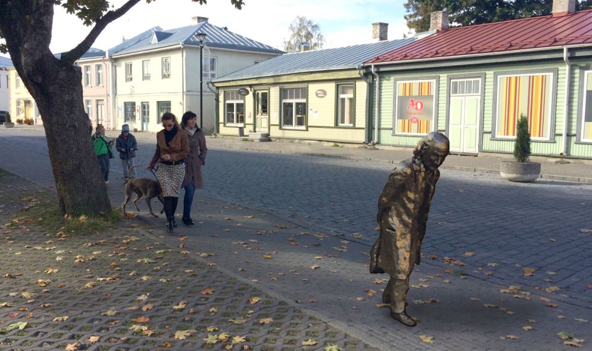 Gunnari kuju kavand on paigutatud Haapsalu Karja tänavale juhuslikult valitud paika. Montaaž annab ettekujutuse, kuidas see taies linnapildis mõjuks.