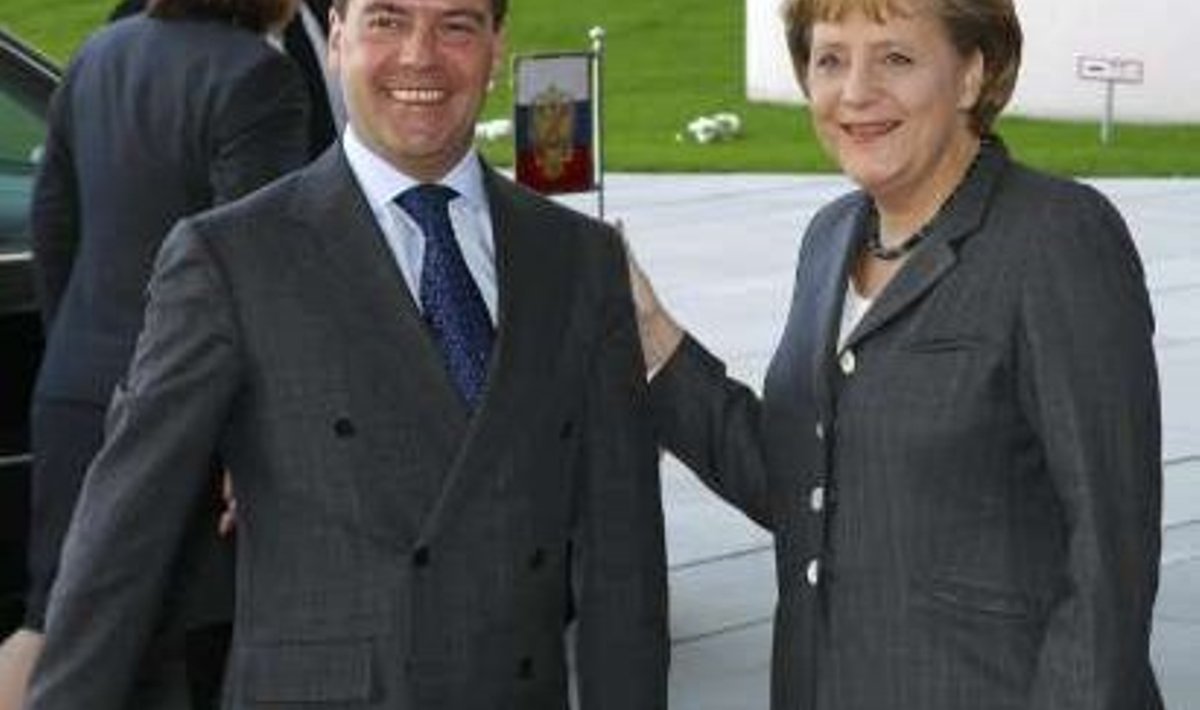 Venemaa president Dmitri Medvedev ja Saksamaa riigikantsler Angela Merkel. Leedut ja Lätit külastades veenab Merkel baltlasi toetama sõjalist koostööd Venemaaga ja andma viisavabadust Kaliningradi elanikele.