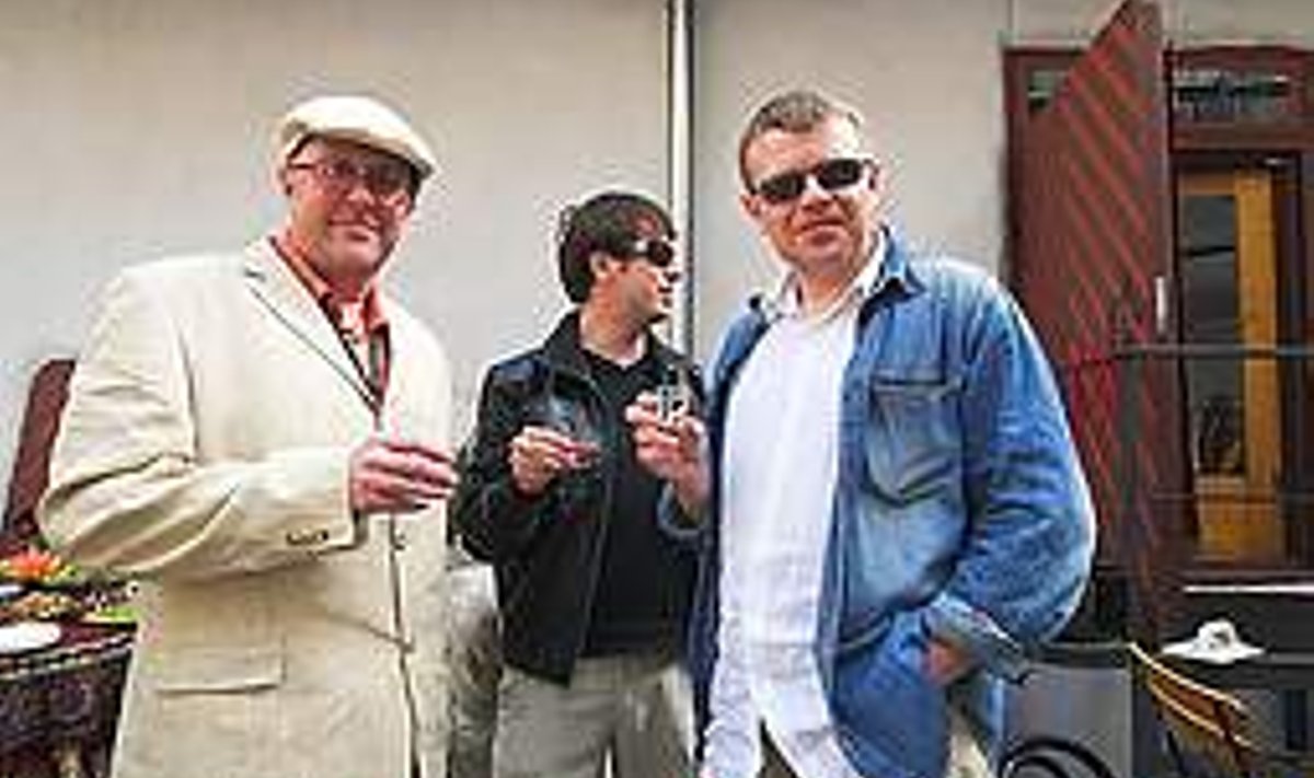 Poseerimisõiguse stsenarist-režissöör Rain Tolgi (keskel) eest on enda kanda võtnud omakaitsemehed Mart Juur ja Andrus Kivirähk. AIVAR PÄRTEL