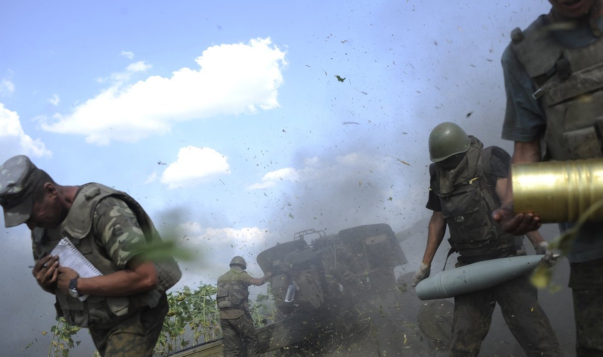 Украинские артиллеристы ведут огонь. 2 августа 2014 года.