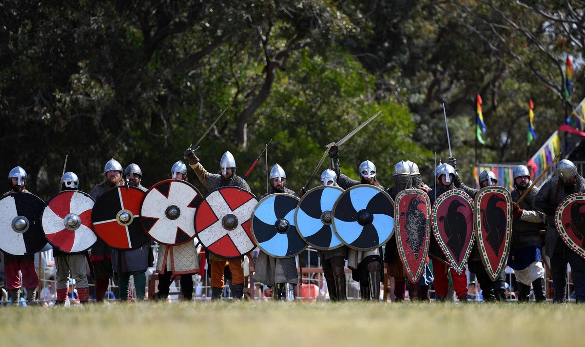 Viikingiteks rõivastunud rollimängijad Austraalias tapluse eel. 