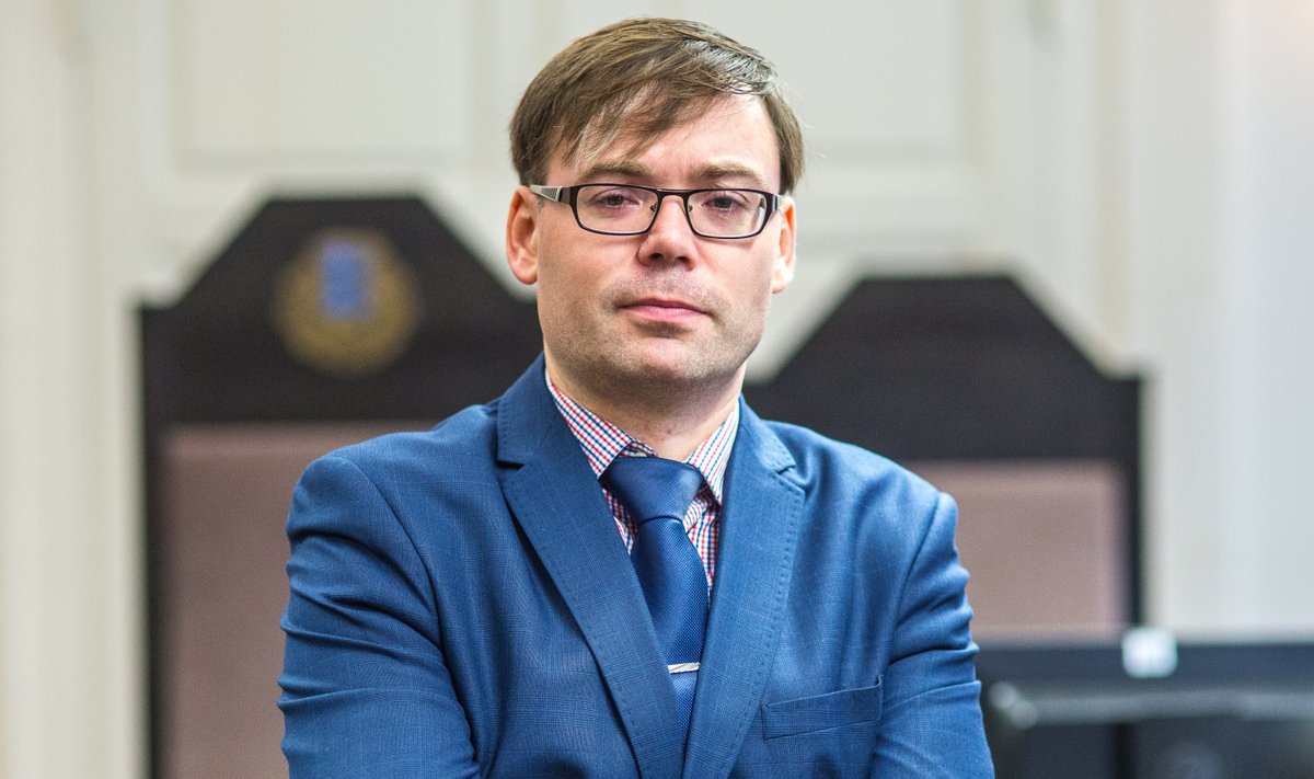 Lääne ringkonnaprokuratuuri Pärnu osakonna Saaremaa kogukonnaprokurör Rainer Amur naudib Saaremaale kolimist ja uut ametit.