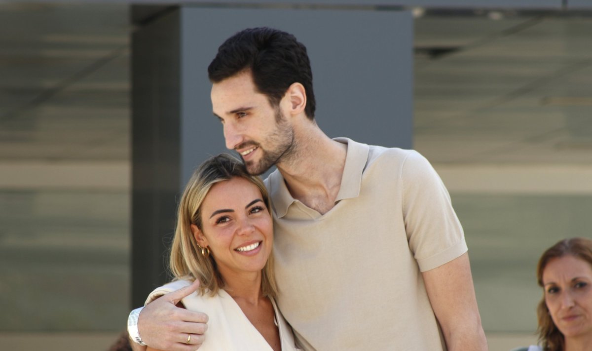 Sergio Rico pääses haiglast augusti keskpaigas. Pildil on ta haigla ees koos abikaasa Alba Silvaga.