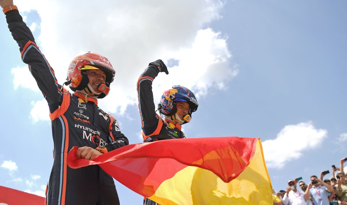 Thierry Neuville ja Nicolas Gilsoul Portugali ralli võitu tähistamas.