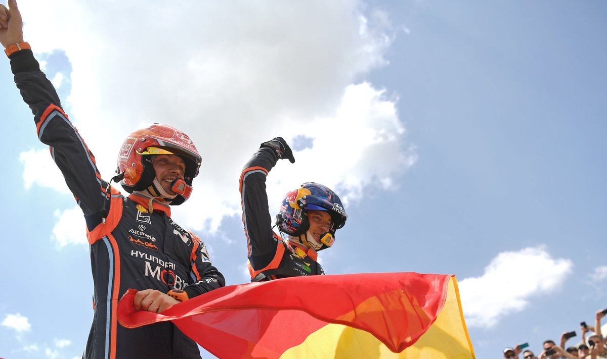 Thierry Neuville ja Nicolas Gilsoul tähistamas Portugali ralli võitu.