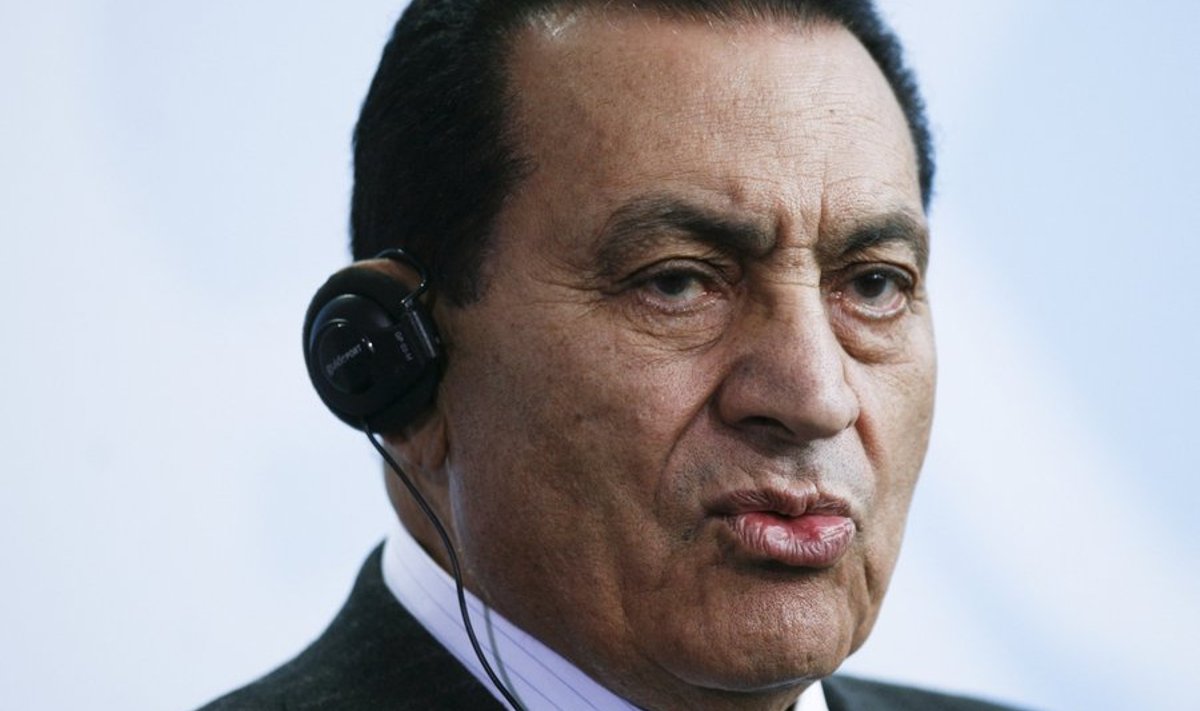 Egyptian President Hosni Mubarak addresses the media after a meeting with German Chancellor Angela Merkel at the chancellery in Berlin, Germany, Thursday, March 4, 2010. (AP Photo/Markus Schreiber) / SCANPIX Code: 436