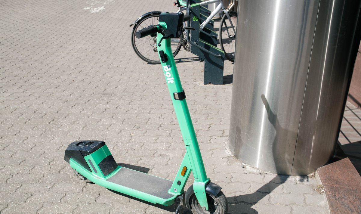 Bolti tõukerattad vedelevad Randveres autotee ääres.