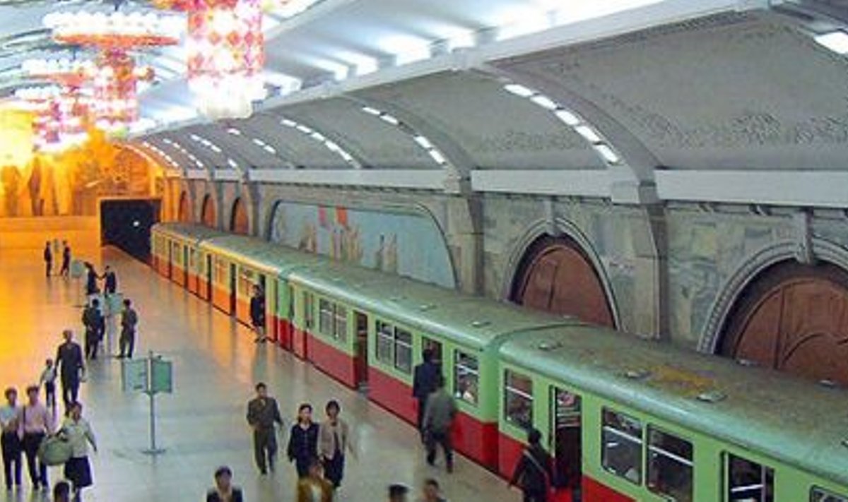 Puhung'i potjomkinlikult uhke jaam Pyongyang'i metroos