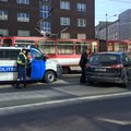 DELFI FOTOD: Narva maanteel põrutas Fordi juht trammile küljelt sisse