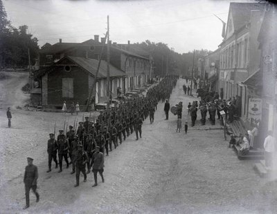 LÄTLASTELE APPI: 3. jalaväepataljon ühes Põhja-Läti linnas juunis 1919 Landeswehri sõja ajal.