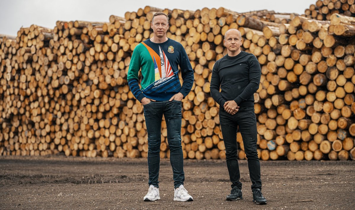 Roald (vasakul) ja Reigo Orm asutasid saeveski, mis ei põlga ära vähekvaliteetse palgi saagimist, mis muidu läheks kütteks või veetaks töötlemata kujul piiri taha.