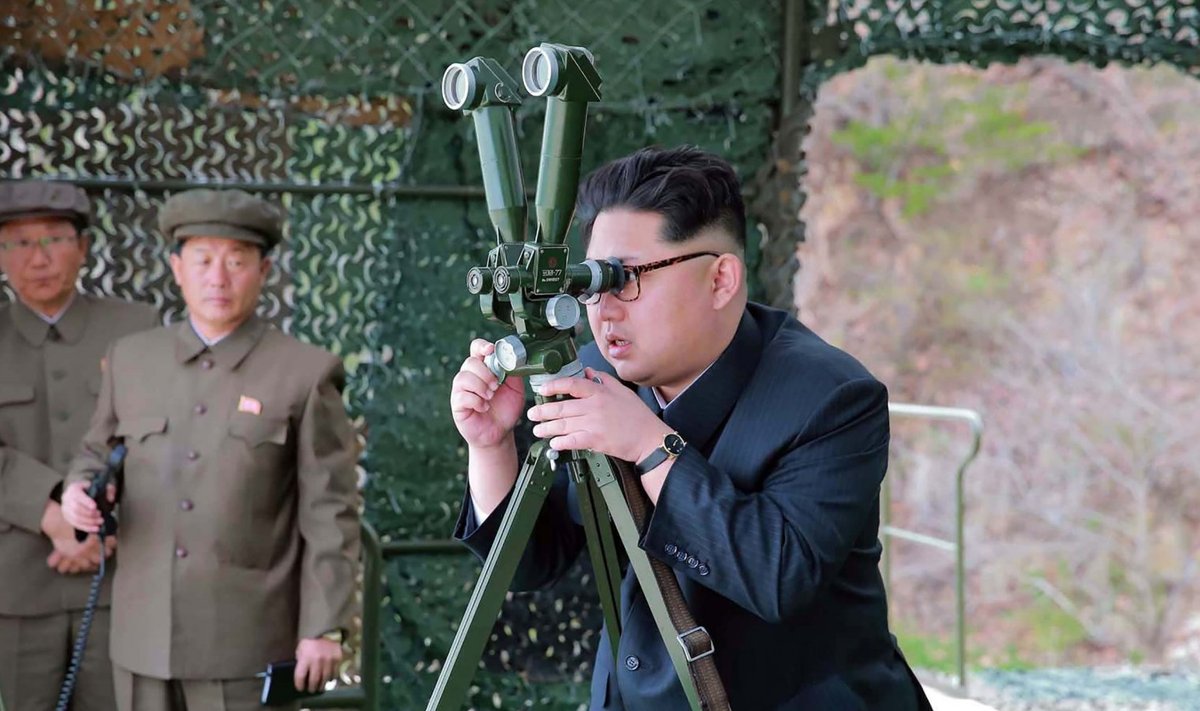 Kim Jong-un jälgib aprillis raketikatsetust