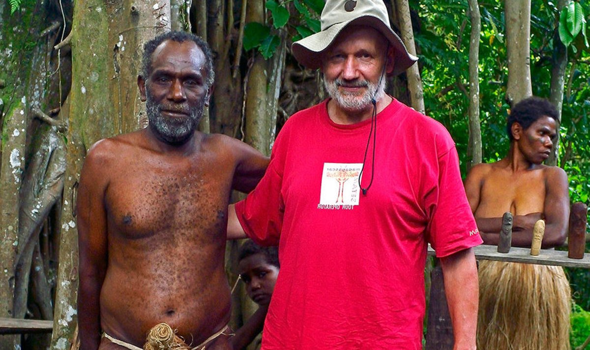 Hendrik Relve koos Vanuatu hõimupealikuga, eetrisse naaseb “Kuula rändajat”.