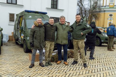 Ало Тоом и Леммо Йонукс с украинскими медиками 26 января 2024 года в Киеве во время передачи машины.