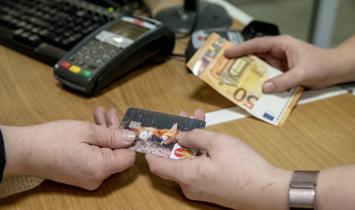 Sularahaga makstes võib juhtuda, et teenindajal pole võimalik kassast vahetusraha tagasi anda ja klient on sunnitud tasuma hoopis pangakaardiga.