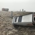 DELFI FOTOD: Juhitavuse kaotanud veoauto sõitis kiiruskaamera pikali