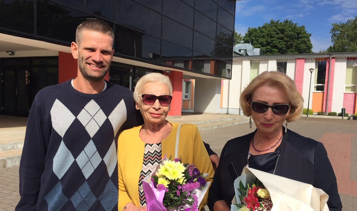 Võidetud lilled kinkis Tiidrek Nurme kohalikele daamidele.