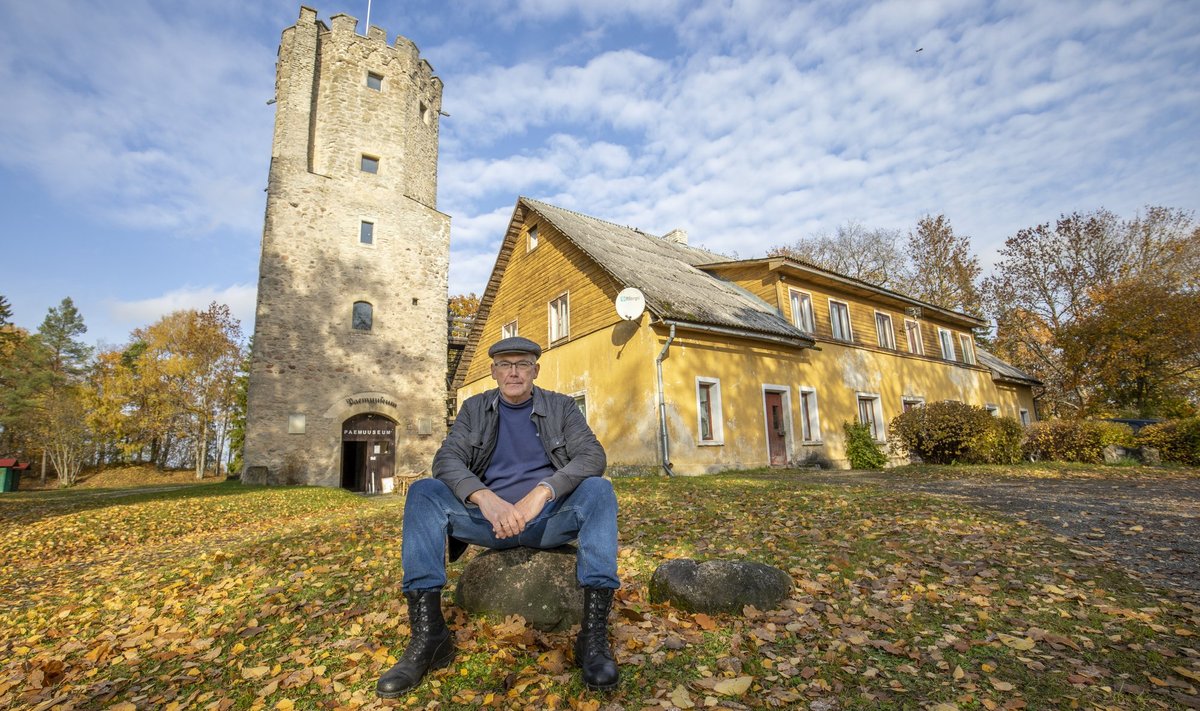 Porkuni 500aastases tornis asuvat Paemuuseumi juhatab Jaan Viktor. Kõrvalmaja sisaldab tema tööruume ja nelja korterit. Kas ja mida vald müüma hakkab, pole selge.