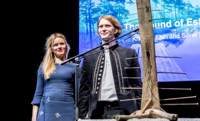 VÕLUMETS: Kristiina Ehin ja Silver Sepp mõjusid vana teatri laval noorte haldjatena.