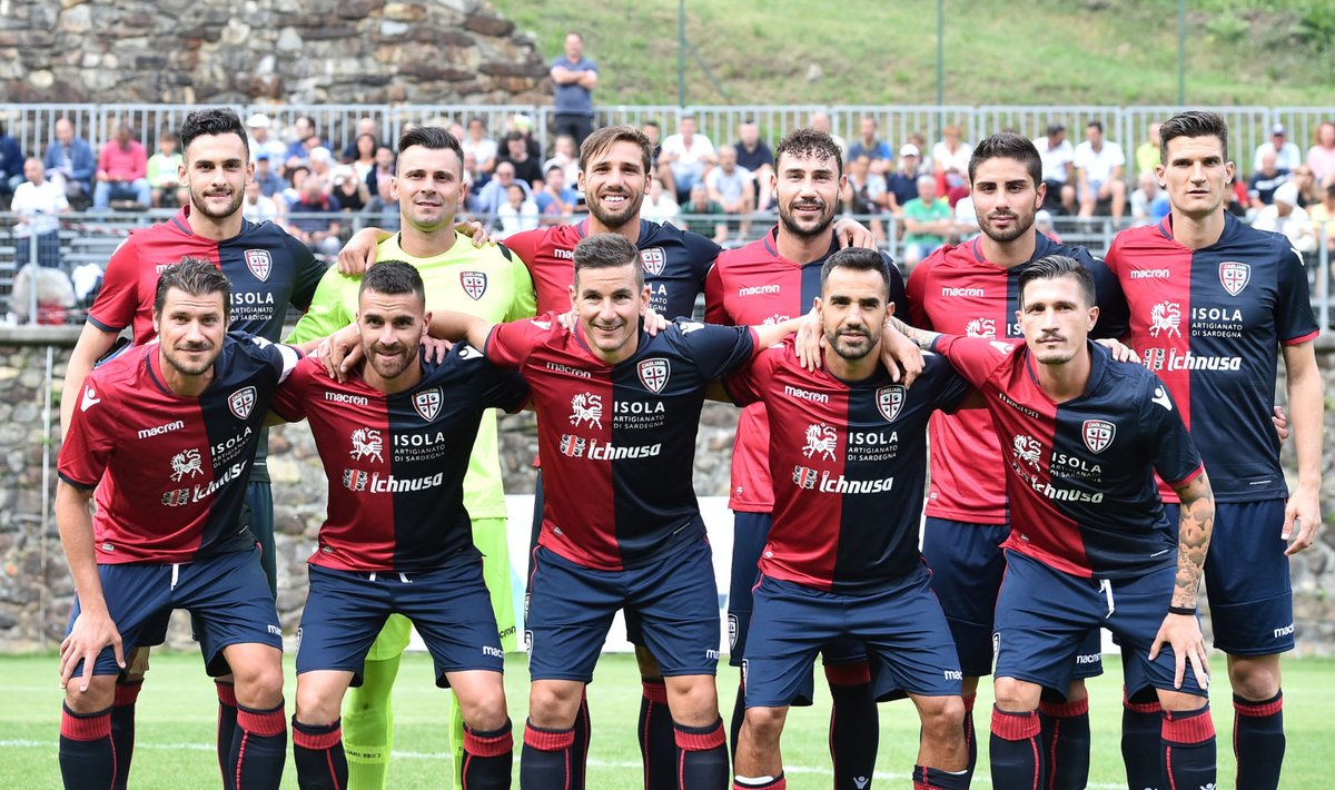 Cagliari meeskond hooajaeelsel sõprusmängul