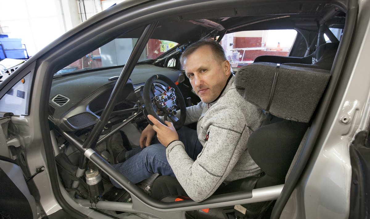 Ivar Tänak istub Oti kunagise MM-sarja WRC auto roolis, millega praegu sõidab Georg Gross. See ralliauto erineb tavalisest Ford Focusest nagu öö ja päev. Seda autot on arendanud Ott Tänak koos kahe inseneriga.