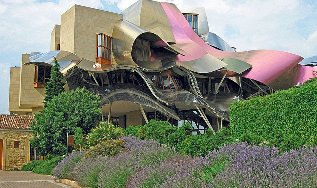 Arhitekt Frank Gehry  projekteeritud luksushotell Marqués de Riscali  veinimõisas. 