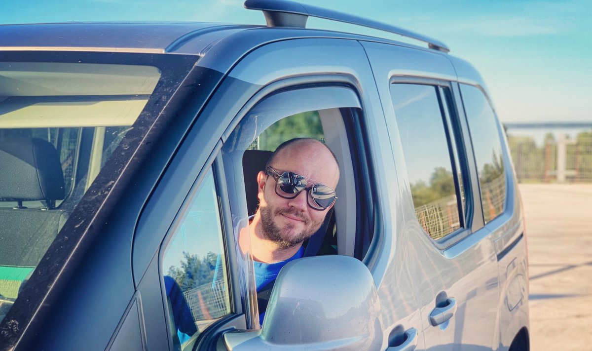 Loo autor Citroen Berlingo roolis, kahed prillid ees