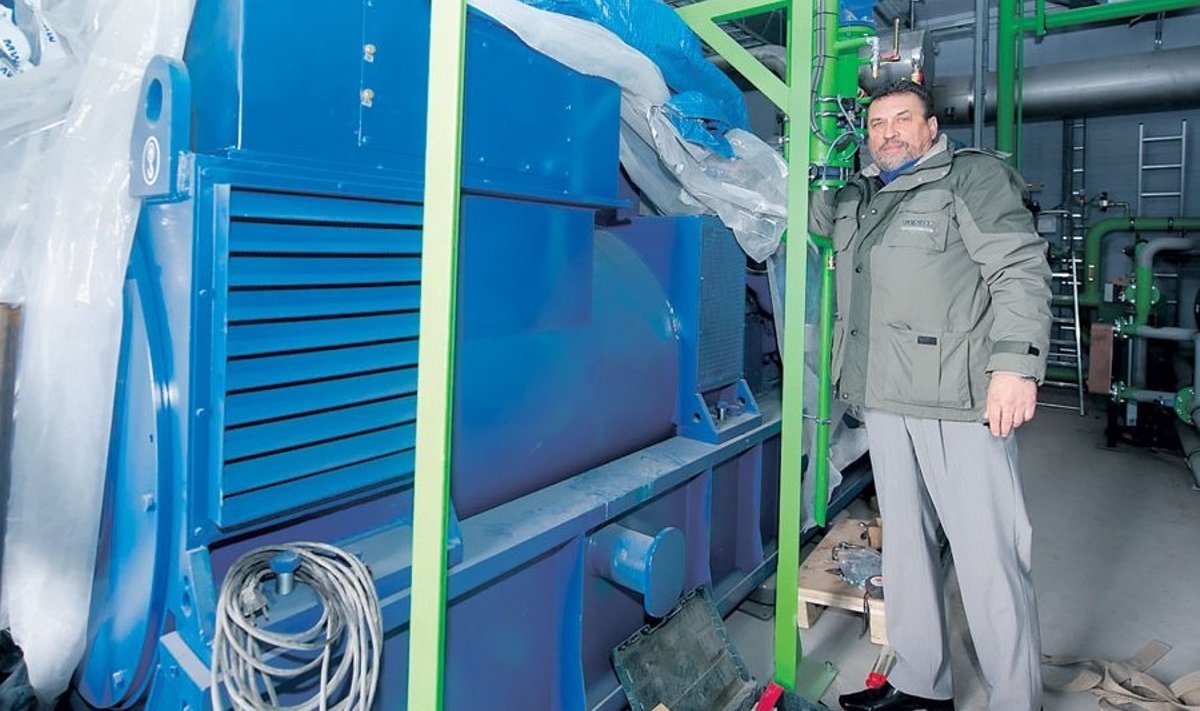 Selle võimsa generaatori ja gaasil töötava mootori abiga muutub sõnnikust eralduv gaas elektriks, selgitab Aravete Agro juhatuse esimees Leonid Linkov. Sõnnikusoe hakkab kütma ka Aravete maju.