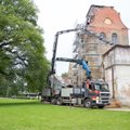 DELFI FOTOD: Neeruti mõisa tornikiivrit tõstnud kraana murdus pooleks