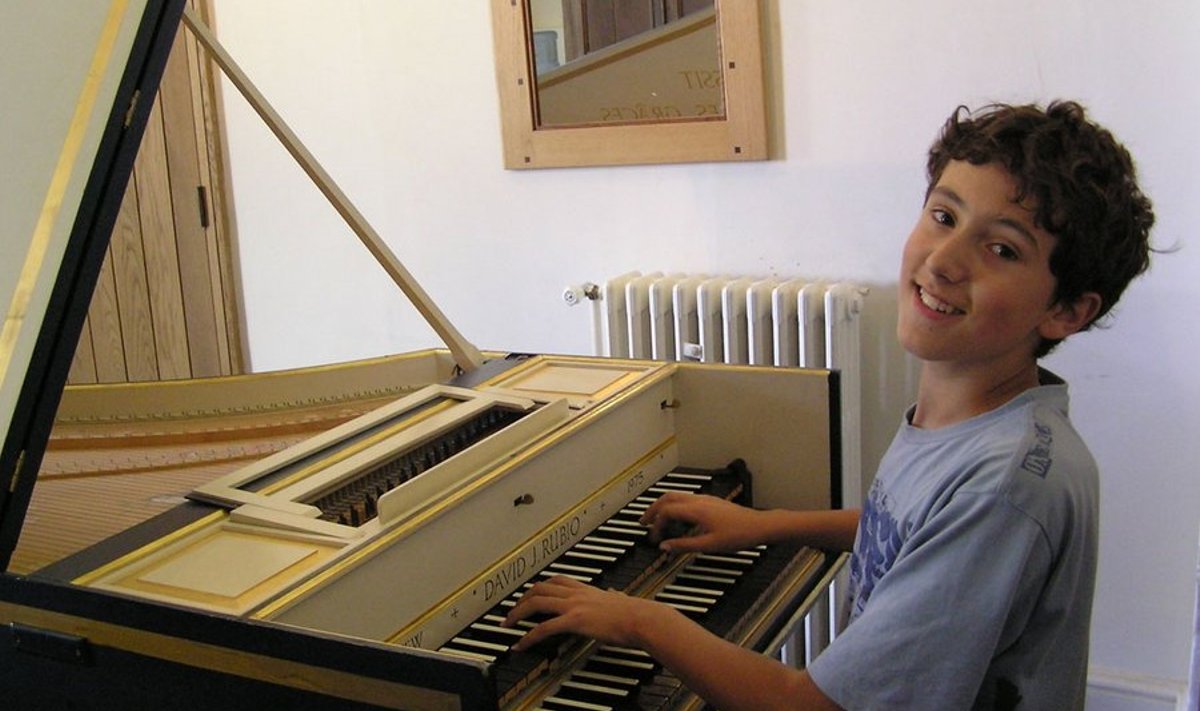 11-aastane Alex klavessiini taga. Kaader filmist