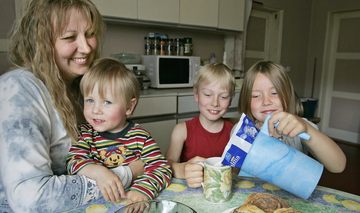Eestis vanaemal külas olles joovad Heili, Henri (2), Erik (9) ja Hanna (7) meeleldi 2,5protsendist poepiima, mida Soomes ei ole.