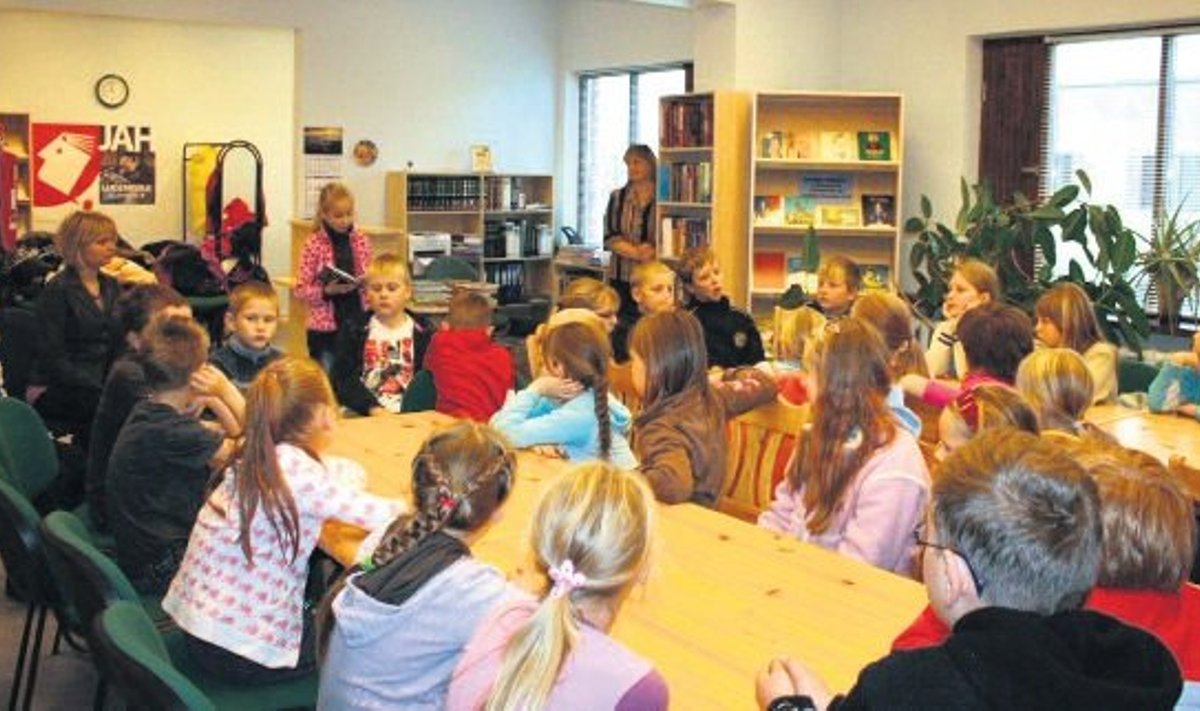 Traditsioonilisel ettelugemispäeval tegelesid Tabivere raamatukogus lugemise ja kuulamisega nii gümnaasiumi algklasside õpilased kui lasteaia mudilased. Pildil on raamatusõbrad kooli teisest, kolmandast ja neljandast klassist