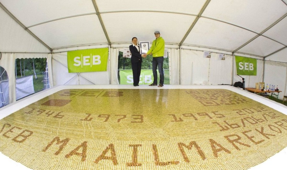 SEB töötajat ladusid kaheksa tunni jooksul maailma suurima müntidest koosneva mosaiikpildi