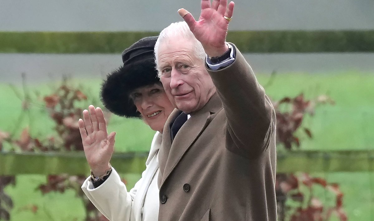 Kuningas Charles ja kuninganna Camilla Sandringhami kirikut väisamas.