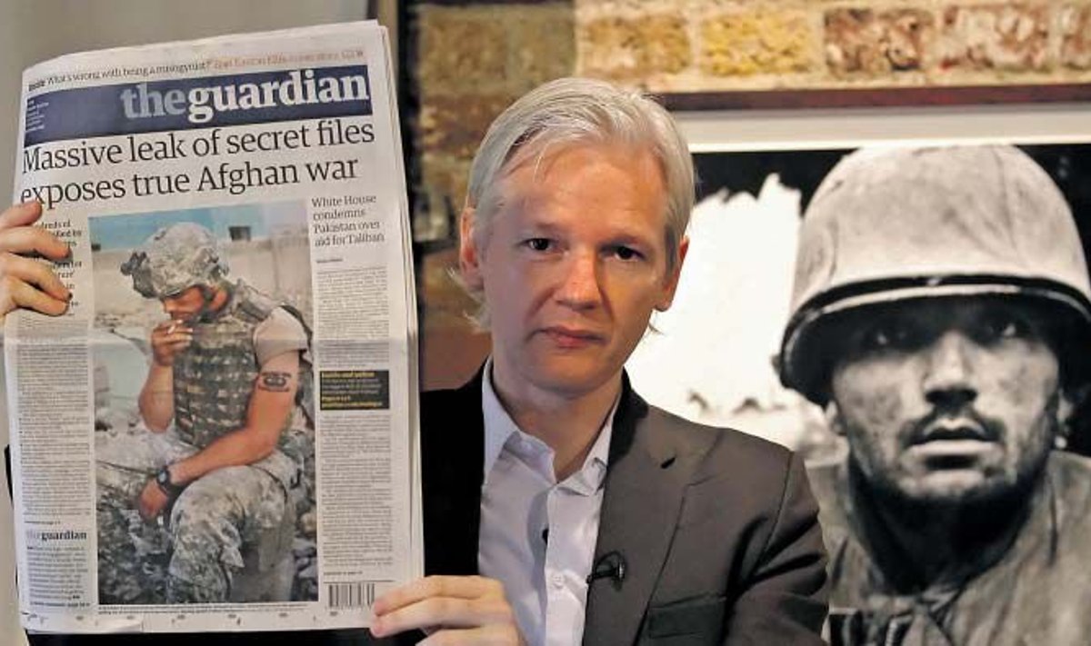 Julian Assange vaevalt Wikileaksi-teemalist Guardiani lehvitades aimas, et tema tegevus sunnib lehe korrespondendi Venemaalt lahkuma. 
