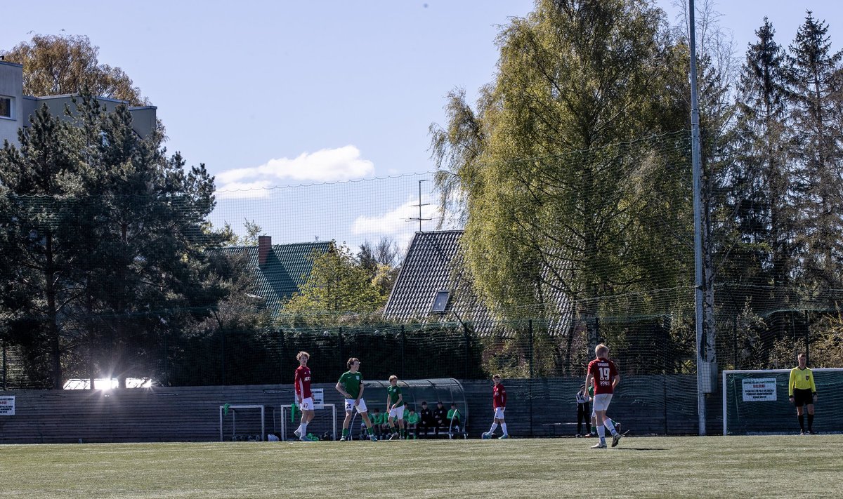 EI PIISA: Pildil on näha Kotka staadioni võrkaeda, mis eraldab jalgpallipoisse naabritest. Naabrite sõnul pole aed piisavalt kõrge. 