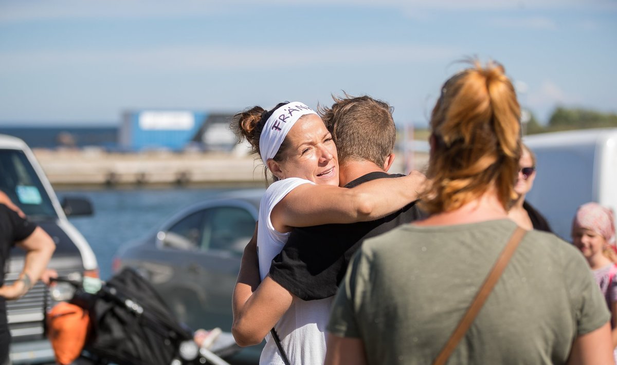 Suvekooli korraldajat Anna Frank-Vironit kallistasid sadamas hüvastijätuks kõik asjaosalised.