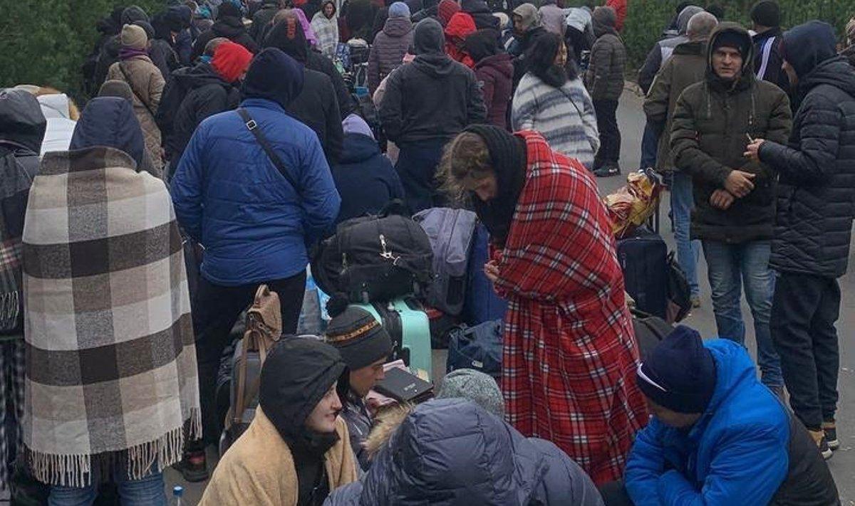 Беженцы  ожидают возможности перейти границу