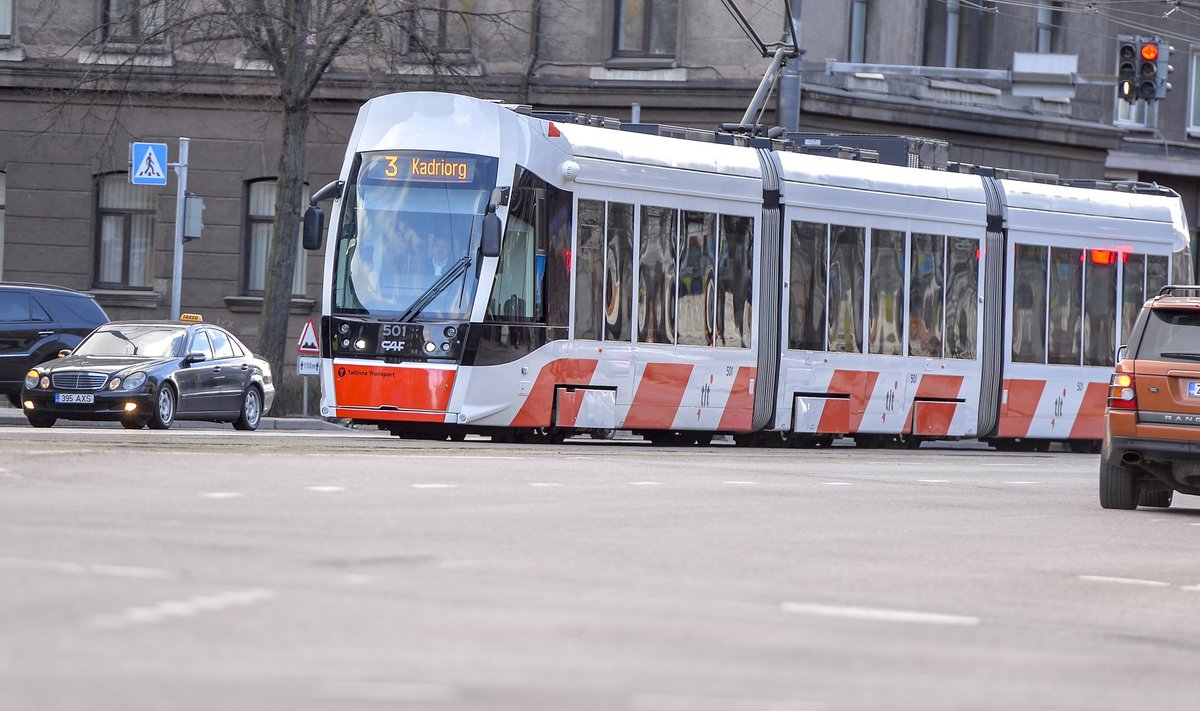 Müügist saadud raha eest ostetu vurab praegu Eesti teedel: Tallinnas on näha Hispaaniast saadud moodsaid tramme.