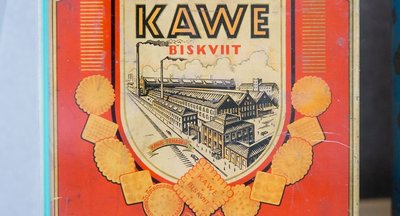 Śokolaadivabrik Kawe biskviidikarp 1930. aastate lõpust. Reklaampildil näha Volta hooned, kus tehas toona tegutses.
