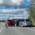 ВИДЕО И ФОТО | Авария в Тартумаа: спасателям пришлось вызволять водителя из машины