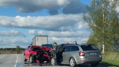VIDEO JA FOTO | Tartumaal põrkasid kokku kaks sõiduautot. Mõlema auto juhid said viga ja üks tuli päästjatel sõidukist välja aidata