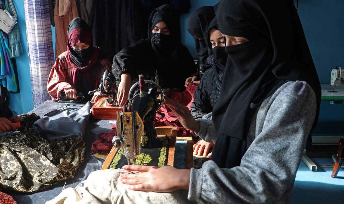 Afganistani naised rätsepatöökojas riideid õmblemas